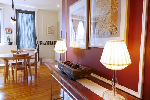 Suite de 1 dormitorio con terraza del hotel The Box House Hotel Brooklyn. Foto 2