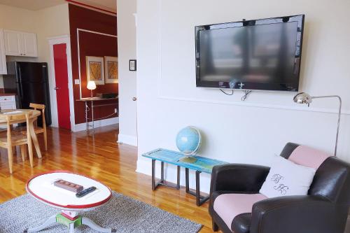 Suite de 1 dormitorio con terraza del hotel The Box House Hotel Brooklyn. Foto 3