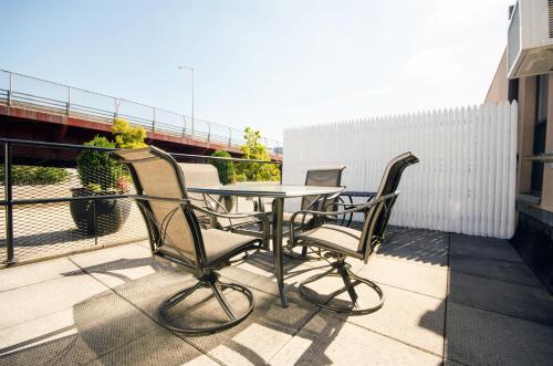 Suite de 1 dormitorio con terraza del hotel The Box House Hotel Brooklyn. Foto 4