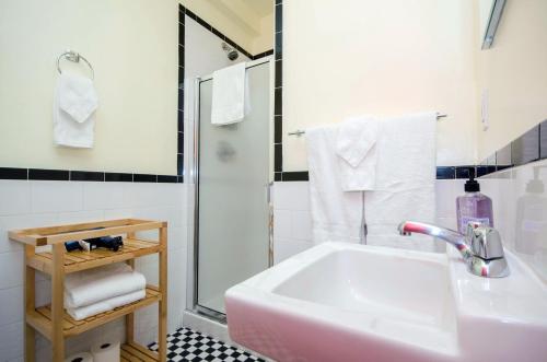 Suite de 1 dormitorio con terraza del hotel The Box House Hotel Brooklyn. Foto 5