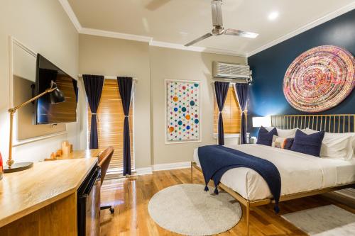 Alojamiento Superior con balcón y cama grande del hotel The Box House Hotel Brooklyn
