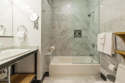 Alojamiento Superior con balcón y cama grande del hotel The Box House Hotel Brooklyn. Foto 1