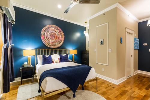 Alojamiento Superior con balcón y cama grande del hotel The Box House Hotel Brooklyn. Foto 2
