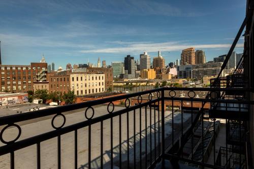 Habitación Doble Superior con balcón con vistas a la ciudad - 1 cama grande del hotel The Box House Hotel Brooklyn. Foto 1