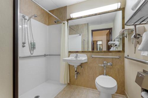 Habitación con cama extragrande y ducha a ras de suelo - Adaptada para personas con movilidad reducida del hotel Best Western Jamaica Inn. Foto 3