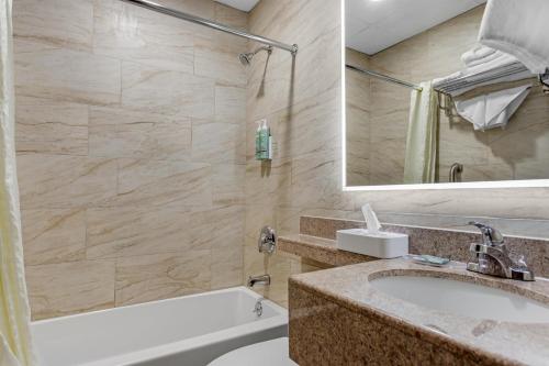 Habitación con 2 camas grandes del hotel Best Western Jamaica Inn. Foto 3