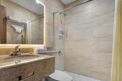 Habitación con cama extragrande. del hotel Best Western Jamaica Inn. Foto 3