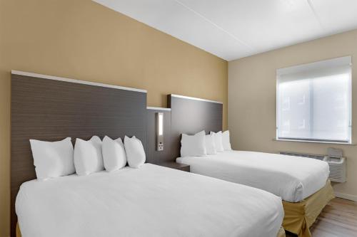 Habitación con 2 camas grandes del hotel Best Western Jamaica Inn. Foto 2