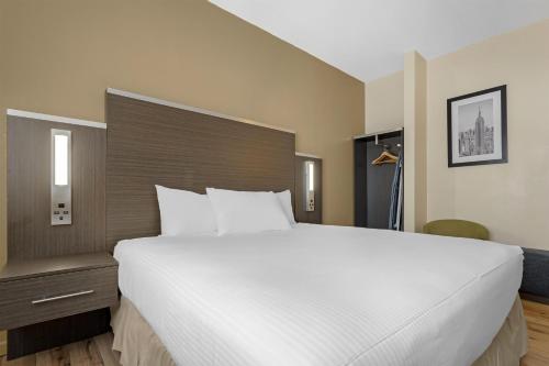 Habitación con cama extragrande. del hotel Best Western Jamaica Inn