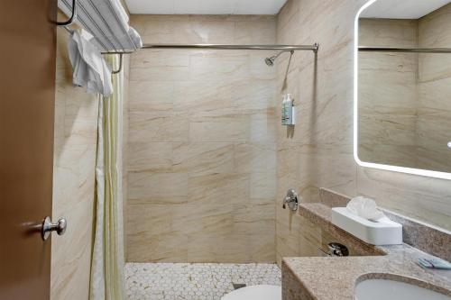 Habitación en planta baja - 1 cama extragrande del hotel Best Western Jamaica Inn. Foto 3