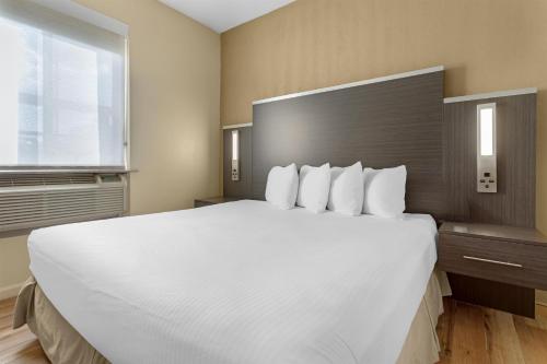 Habitación en planta baja - 1 cama extragrande del hotel Best Western Jamaica Inn. Foto 1