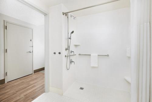 Habitación con cama grande y ducha a ras de suelo - adaptada para personas de movilidad reducida - No fumadores del hotel Hampton Inn Long Island/islandia. Foto 4