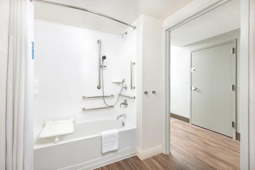 Habitación con bañera - 1 cama grande - Adaptada para personas con movilidad reducida - No fumadores del hotel Hampton Inn Long Island/islandia. Foto 4