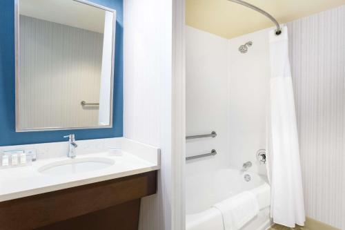 Habitación con cama extragrande y bañera accesible - Adaptada para personas con movilidad reducida del hotel Hilton Garden Inn Islip/macarthur Airport. Foto 2