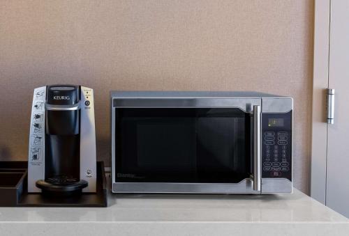 Habitación con cama extragrande. del hotel Hilton Garden Inn Islip/macarthur Airport. Foto 3