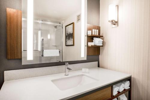 Habitación Doble Premium con 2 camas dobles del hotel Hilton Garden Inn Islip/macarthur Airport. Foto 3