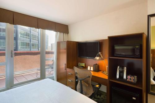 Habitación con terraza y vistas a la ciudad - 1 cama extragrande del hotel Hilton Garden Inn New York/manhattan-midtown East