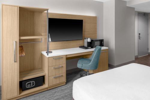 Habitación con ducha accesible en silla de ruedas - Adaptada para personas con discapacidad/discapacidad auditiva - Cama extragrande del hotel Hilton Garden Inn New York/manhattan-midtown East