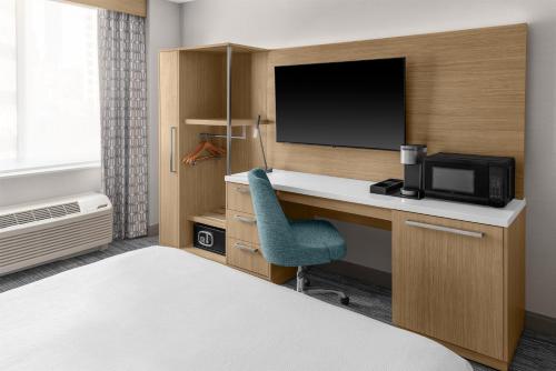Habitación con ducha accesible en silla de ruedas - Adaptada para personas con discapacidad/discapacidad auditiva - Cama extragrande del hotel Hilton Garden Inn New York/manhattan-midtown East. Foto 1