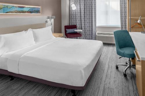 Habitación con ducha accesible en silla de ruedas - Adaptada para personas con discapacidad/discapacidad auditiva - Cama extragrande del hotel Hilton Garden Inn New York/manhattan-midtown East. Foto 2