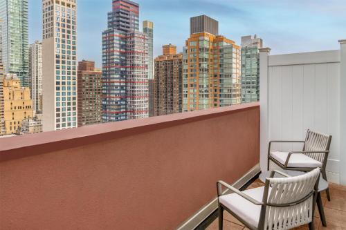 Habitación con terraza y vistas a la ciudad - 1 cama extragrande del hotel Hilton Garden Inn New York/manhattan-midtown East. Foto 1
