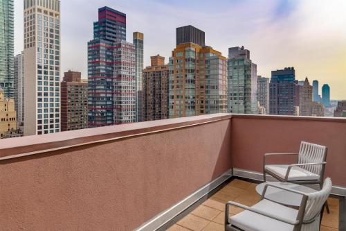 Habitación con terraza y vistas a la ciudad - 1 cama extragrande del hotel Hilton Garden Inn New York/manhattan-midtown East. Foto 2