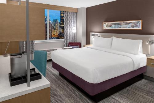 Habitación con cama extragrande y vistas a la ciudad del hotel Hilton Garden Inn New York/manhattan-midtown East