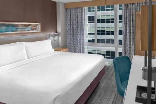 Habitación con cama extragrande y ventanal del hotel Hilton Garden Inn New York/manhattan-midtown East. Foto 2