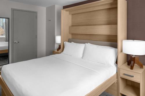 Studio with King Wall Bed and Conference Table del hotel Hilton Garden Inn New York/manhattan-midtown East. Foto 2