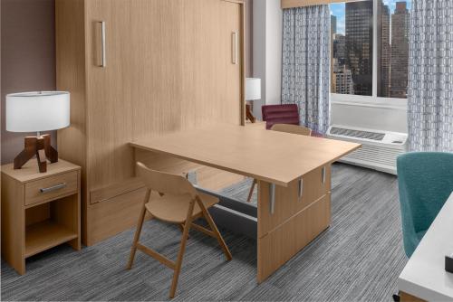 Studio with King Wall Bed and Conference Table del hotel Hilton Garden Inn New York/manhattan-midtown East. Foto 3