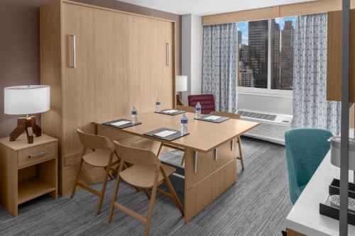 Studio with King Wall Bed and Conference Table del hotel Hilton Garden Inn New York/manhattan-midtown East. Foto 5