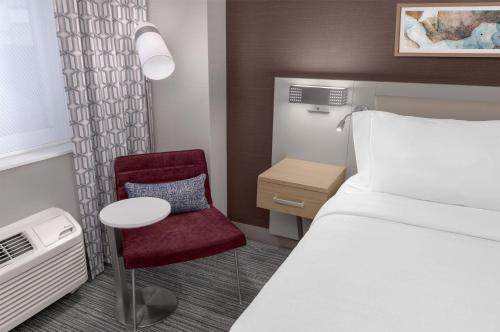 Habitación con cama extragrande y ventanal del hotel Hilton Garden Inn New York/manhattan-midtown East. Foto 3