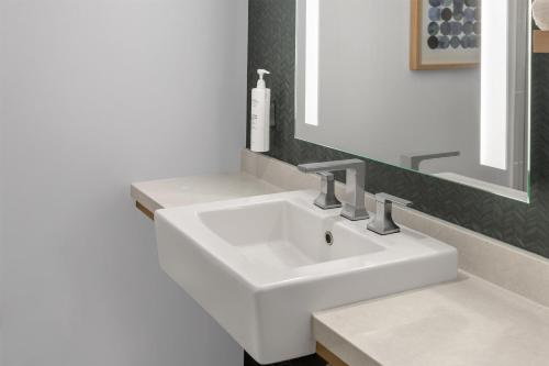 Habitación con cama extragrande y ventanal del hotel Hilton Garden Inn New York/manhattan-midtown East. Foto 7