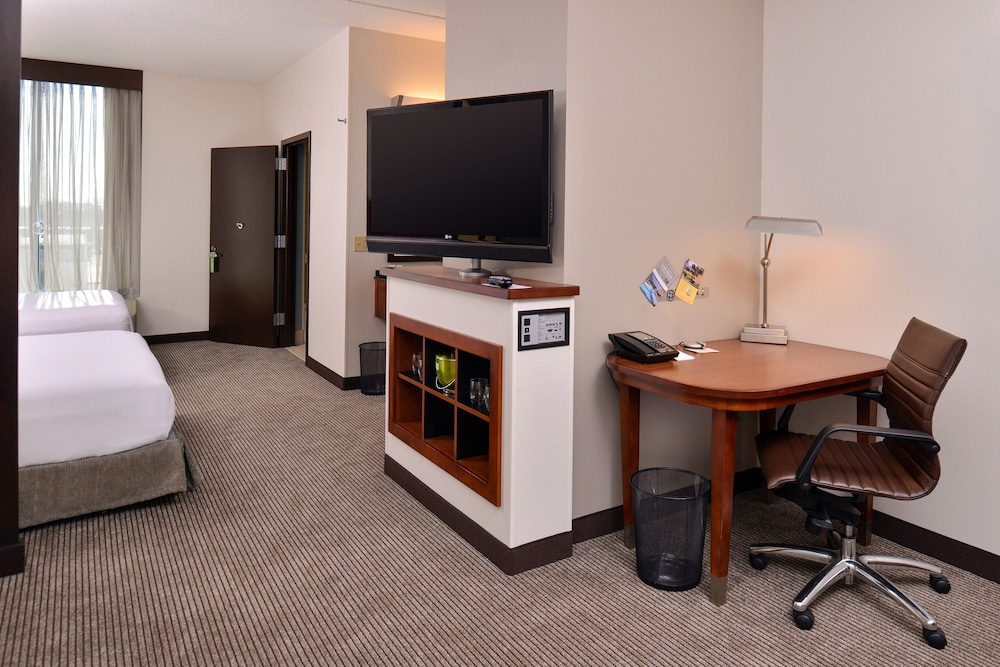 Habitación, 2 camas de matrimonio, bañera del hotel Hyatt Place Garden City. Foto 1