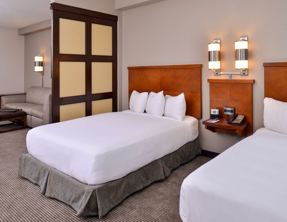 Habitación, 2 camas de matrimonio, bañera del hotel Hyatt Place Garden City. Foto 3