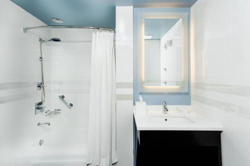 Estudio con cama extragrande del hotel residence inn by marriott new york manhattan/central park. Foto 7