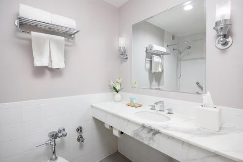 Habitación Doble adaptada para personas con movilidad reducida del hotel The Andrew Hotel. Foto 3