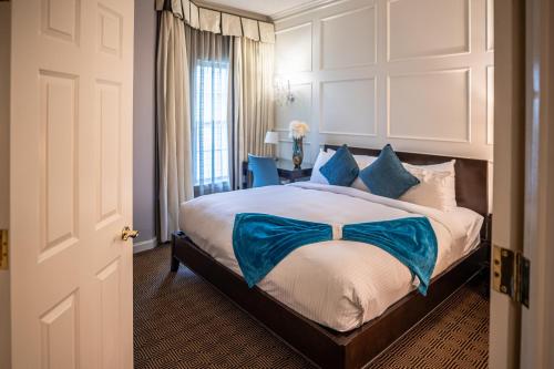 Suite Real con cama extragrande del hotel The Inn At Fox Hollow. Foto 1