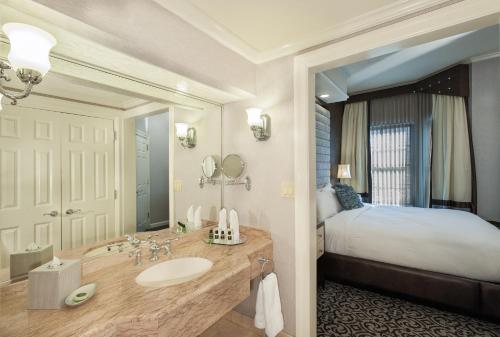 Alojamiento con 1 dormitorio, cama extragrande y ducha de spa del hotel The Inn At Fox Hollow. Foto 6
