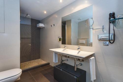 Habitación con cama grande y bañera de hidromasaje del hotel Artiem Audax - Adults Only