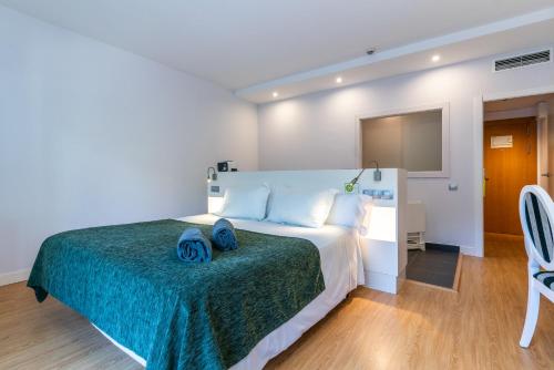 Habitación con cama grande y bañera de hidromasaje del hotel Artiem Audax - Adults Only. Foto 2