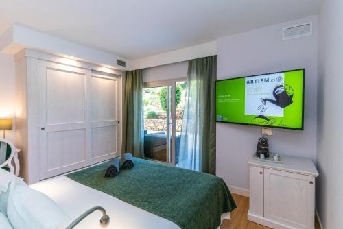 Habitación con cama grande y bañera de hidromasaje del hotel Artiem Audax - Adults Only. Foto 3