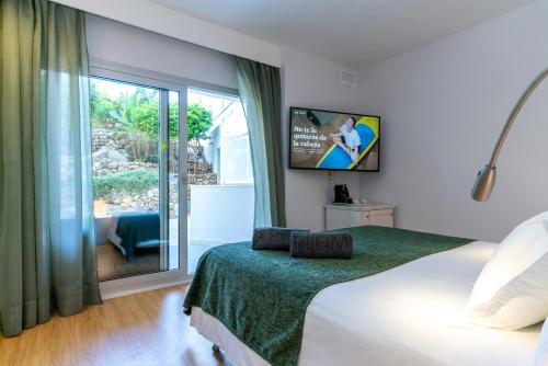 Habitación con cama grande y bañera de hidromasaje del hotel Artiem Audax - Adults Only. Foto 4