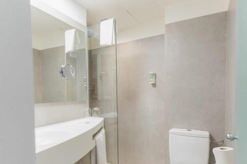 Habitación Doble con balcón - 2 camas del hotel Minura Cala Galdana & Apartamentos d'Aljandar. Foto 5