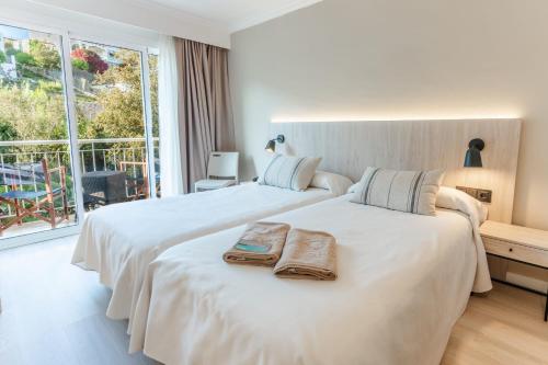 Habitación Doble con balcón - 2 camas del hotel Minura Cala Galdana & Apartamentos d'Aljandar. Foto 8