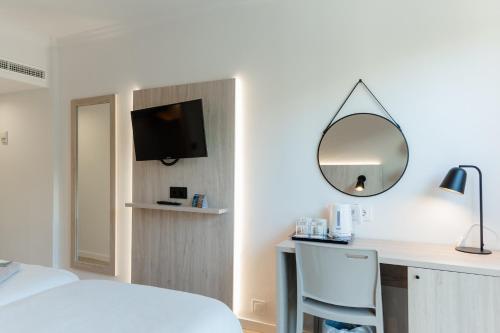 Habitación Doble con vistas frontales - 2 camas del hotel Minura Cala Galdana & Apartamentos d'Aljandar. Foto 13