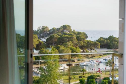 Habitación Doble con vistas al mar - 2 camas del hotel Minura Cala Galdana & Apartamentos d'Aljandar. Foto 4