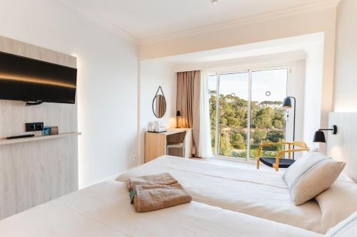 Habitación Doble con vistas al mar - 2 camas del hotel Minura Cala Galdana & Apartamentos d'Aljandar. Foto 10