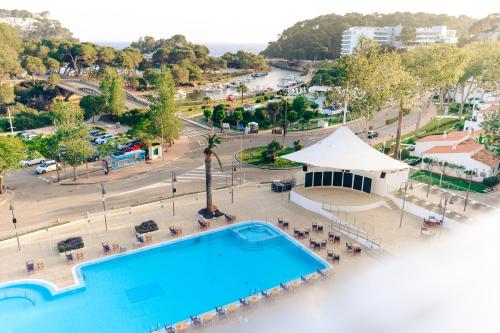 Habitación Doble Superior con vistas al mar - 2 camas del hotel Minura Cala Galdana & Apartamentos d'Aljandar. Foto 2