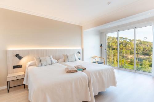 Habitación Doble Superior con vistas al mar - 2 camas del hotel Minura Cala Galdana & Apartamentos d'Aljandar. Foto 4